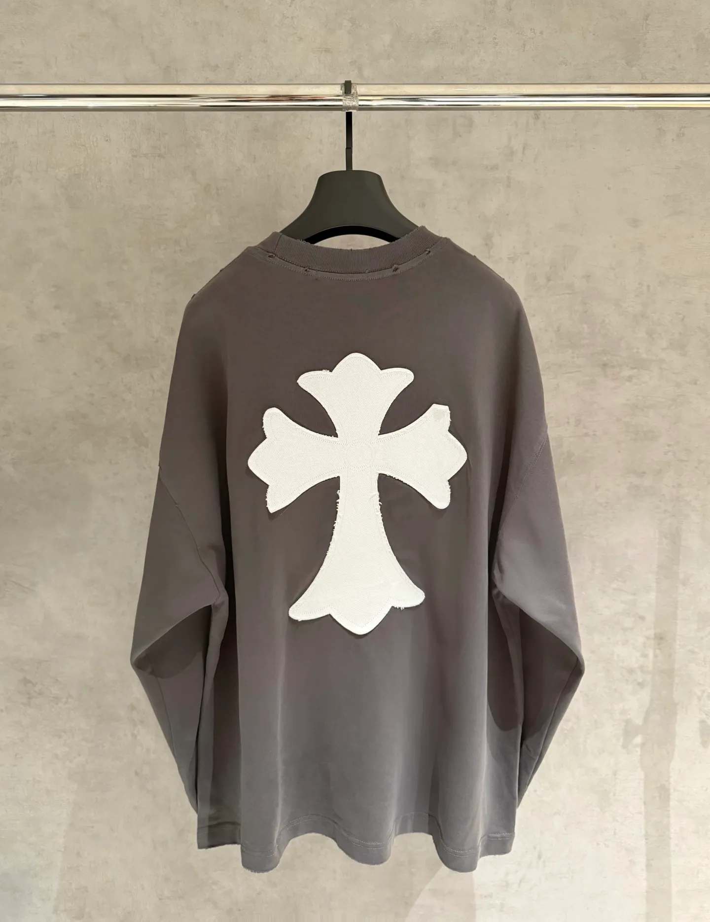 🅿️350 [Strict quality control] CH Crow Heart's new appliqué embroidered long-sleeved sweatshirt T-shirt. Heavy 340g double yarn fabric. Wash the whole garment twice. Frayed and torn on all four sides. Heavy fabric. The neckline is made of icy Salona. Loose fit. Deep, wide and stylish. No deformation or shrinkage. Color: 3 colors, black, white and gray. Size: M-2xl